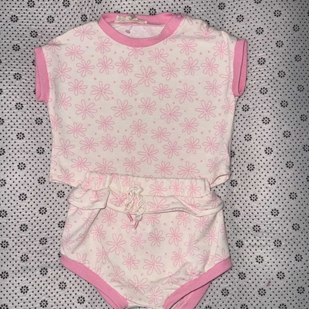 🛍 PRETTY LITTLE GIRLS OUTFIT SIZE 3-6 MONTHS 🛍